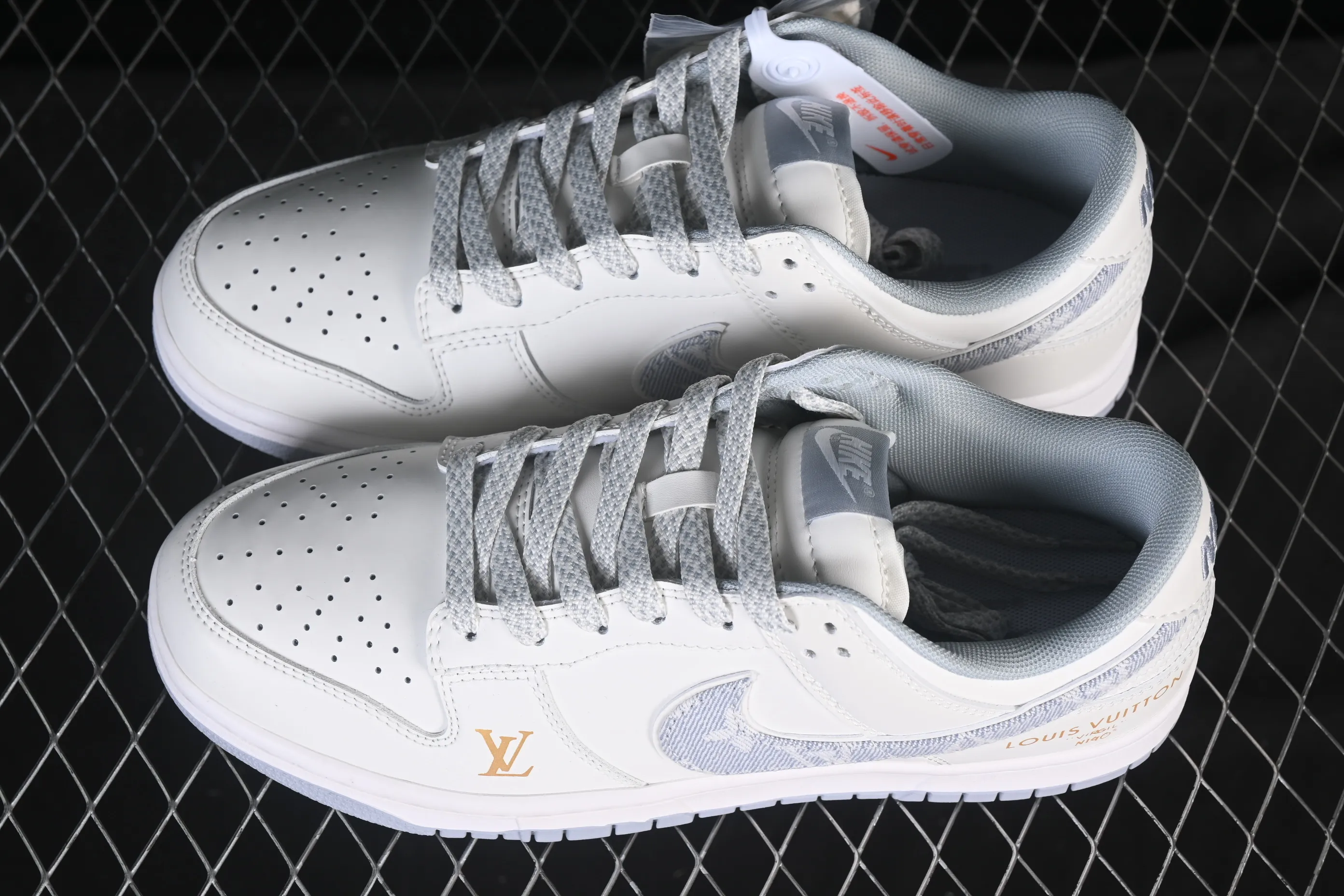 All categories Nk SB Dunk Series Nk SB Dunk Low High-end customized low-top sneakers Nike SB Dunk Low LV joint gray denim hook Anniversary high-end customized low-top casual sneakers CS1688-126